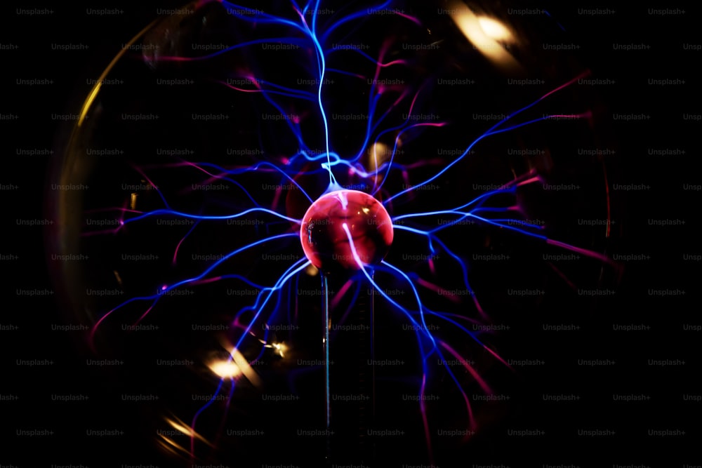 Plasmakugel mit Energiestrahlen auf dunklem Hintergrund, physikalisches Modell der Plasmakugel