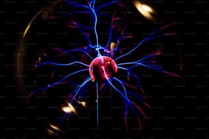 Bola de plasma con rayos de energía sobre fondo oscuro, modelo físico de esfera de plasma