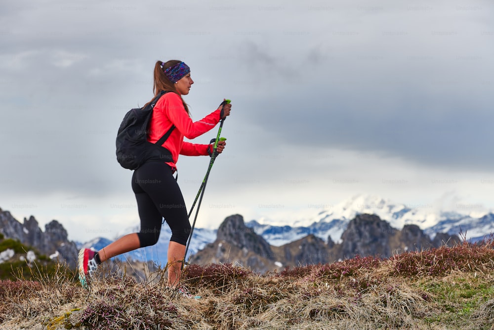 Mulher esportiva durante uma caminhada nas montanhas sozinha