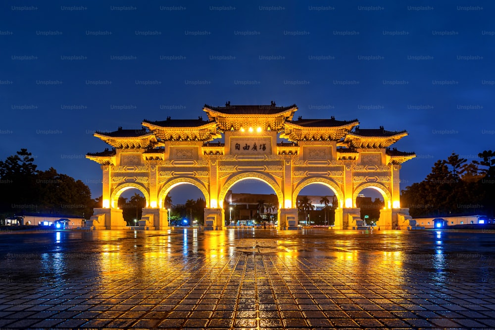 Pasillo conmemorativo de Chiang Kai Shek en la noche en Taipei, Taiwán.