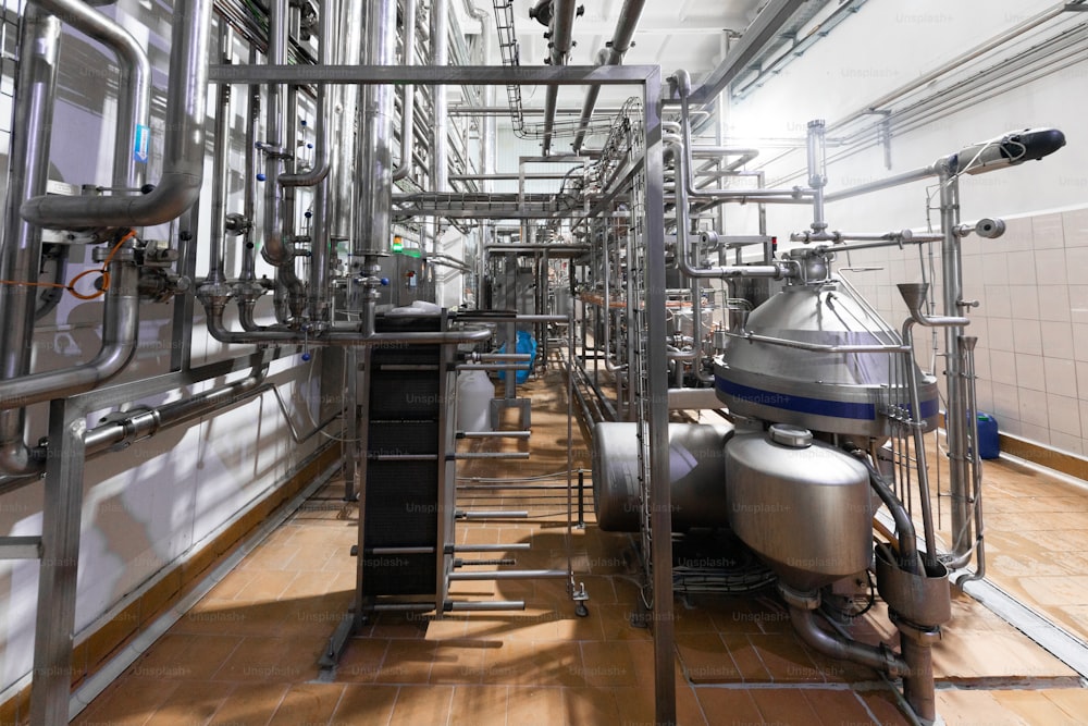 大手ビール会社のフィルターシステム。プラントの工場内の製造プロセスに供給するための機器と配管システムを備えた水タンク逆浸透水システム。最新のフィルターシステム