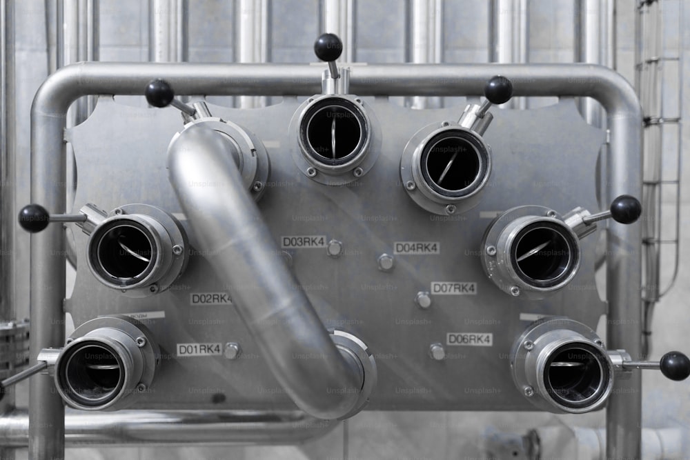 Painel de metal cinza com alavancas de alternância e inscrições para eles em close-up. Vista interna da planta industrial