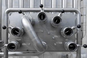 Graue Metallplatte mit Kipphebeln und Beschriftungen in Nahaufnahme. Innenansicht Industrieanlage