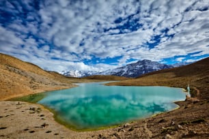 Lago di montagna di Dhankar nell'Himalaya. Dhankar, valle dello Spiti, Himachal Pradesh, India