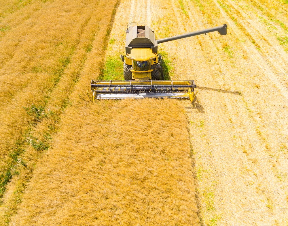 Luftaufnahme des Mähdreschers. Ernte des Weizenfeldes. Industrieaufnahmen zum landwirtschaftlichen Thema. Biokraftstoffproduktion von oben. Landwirtschaft und Umwelt in der Europäischen Union.