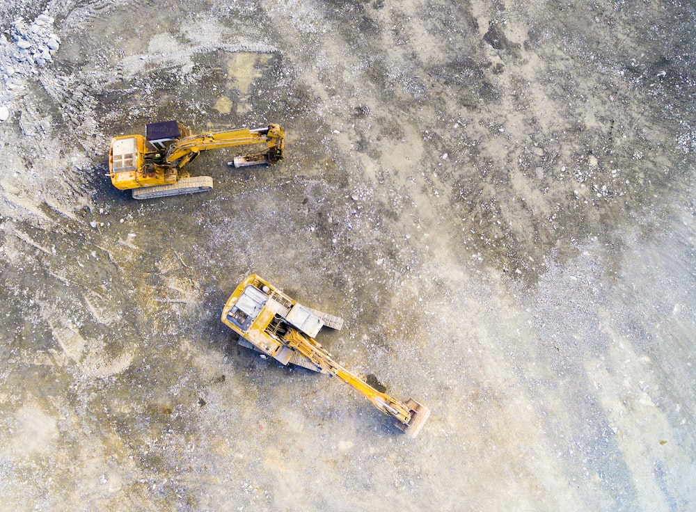 Luftaufnahme eines Baggers im Tagebau oder auf der Baustelle. Schwerindustrie von oben. Industrieller Hintergrund von Drohne.