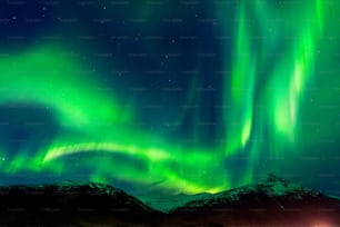 Auroras boreales (auroras boreales) por la noche.