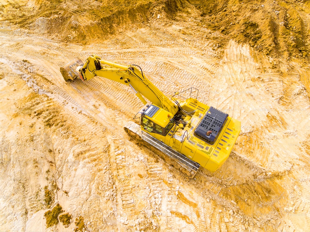 Vue aérienne d’une excavatrice dans une mine à ciel ouvert ou sur un chantier de construction. L’industrie lourde vue d’en haut. Photographie industrielle à partir d’un drone.