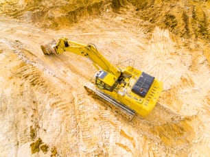 Veduta aerea di un escavatore in miniera a cielo aperto o in cantiere. L'industria pesante vista dall'alto. Fotografia industriale da drone.