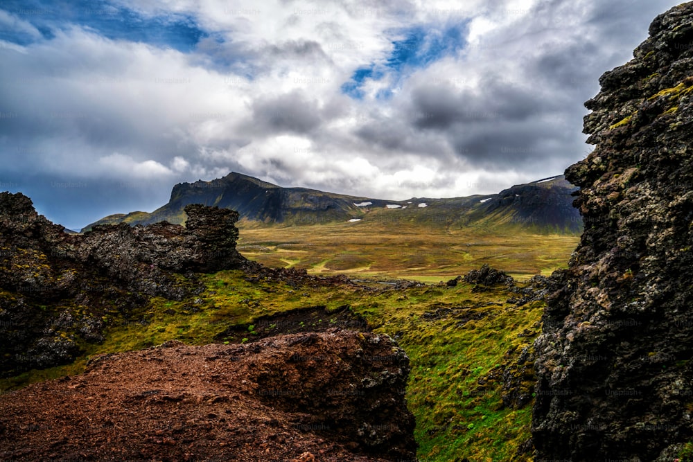 Cratère de Saxholar dans le parc national de Snaefellsjökull, Islande. Saxholl est un cratère facile à escalader. Il y a une vue magnifique sur la région depuis le sommet.