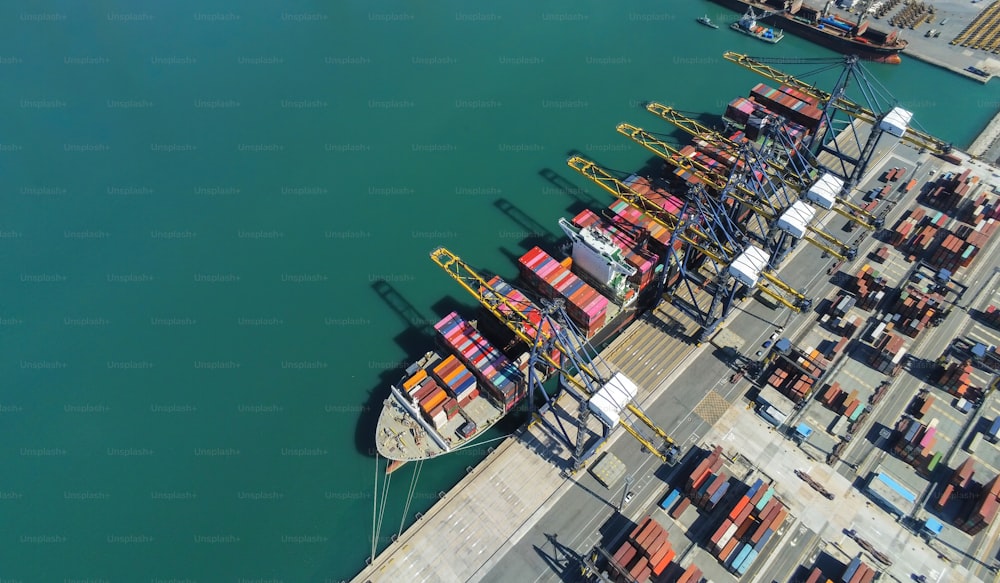 Vista aérea de contenedores, buque de carga, negocio, comercio comercial, logística y transporte de importación internacional exportación por buque de carga de carga de contenedores en el puerto de mar abierto.