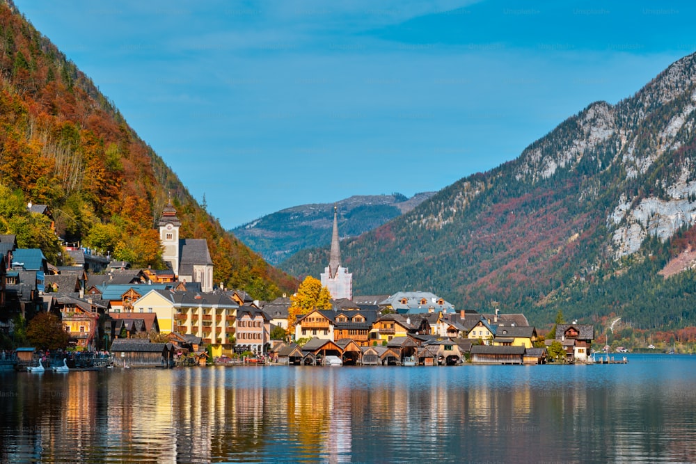 Destino turístico austriaco Pueblo de Hallstatt en Hallstatter Ver lago en los Alpes austriacos en otoño. Región de Salzkammergut, Austria