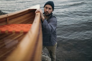 Pescatore che tiene la canoa per un giro.