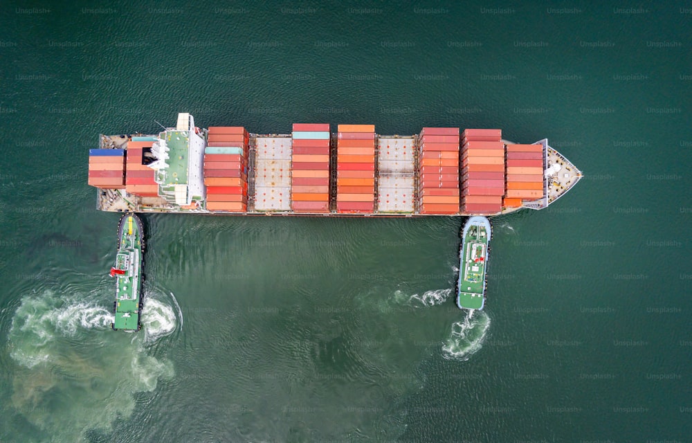 Luftbild-Draufsicht Container Schiff Fracht Geschäft kommerziellen Handel Logistik und Transport von internationalen Import Export mit Containerfracht Frachtschiff im offenen Seehafen.