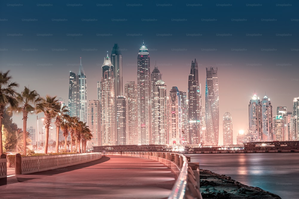 Vue majestueuse de la ville sur les gratte-ciel et les bâtiments hôteliers de la marina de Dubaï depuis l’île de Palm Jumeirah à Dubaï. Immobilier et attractions touristiques aux Émirats arabes unis