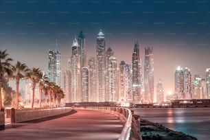 Majestuosa vista de la ciudad de rascacielos y edificios hoteleros en el área del puerto deportivo de Dubái desde la isla de palmeras Jumeirah en Dubai. Atracciones inmobiliarias y turísticas en los Emiratos Árabes Unidos