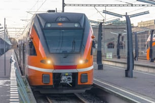 S-Bahn-Personenzug kommt am Hauptbahnhof der Stadt an