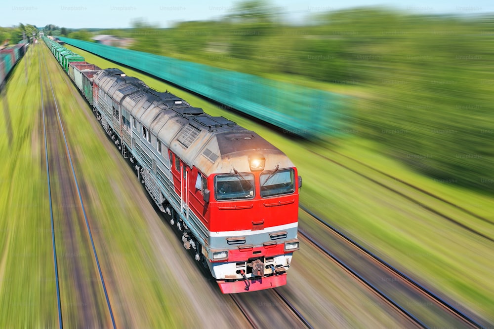 Güterzug fährt eilig mit hoher Geschwindigkeit durch den Zug. Schienenverkehrskonzept