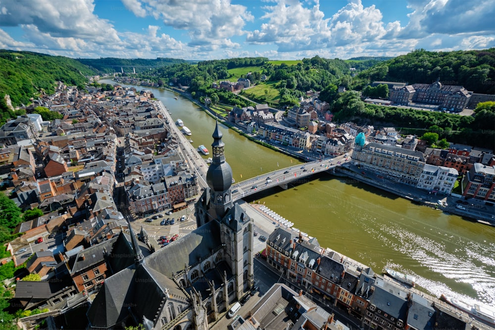 Luftaufnahme der Stadt Dinant, der Stiftskirche Notre Dame de Dinant, der Maas und der Brücke Pont Charles de Gaulle von der Zitadelle von Dinant. Dinant, Belgien