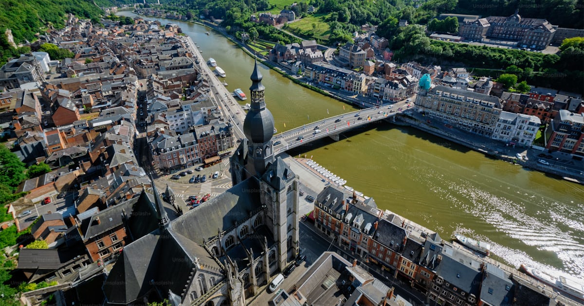 Foto zum Thema Luftaufnahme der Stadt Dinant, der Stiftskirche Notre