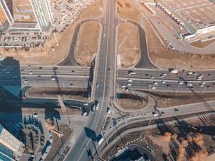Incrocio e cavalcavia della città con vista aerea sul traffico. Il trasporto nel concetto di città frenetica