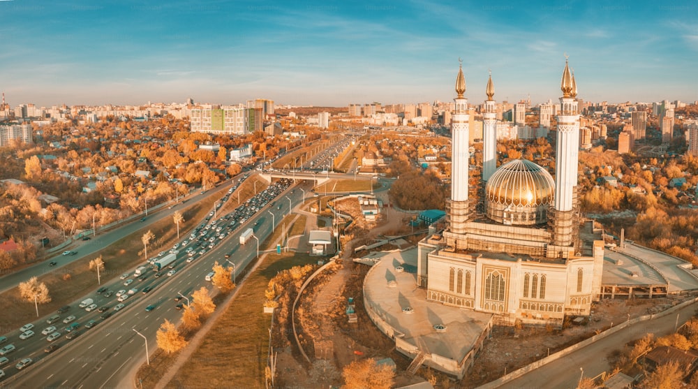 Veduta aerea della moschea islamica vicino a un'autostrada trafficata a Ufa. Luoghi d'interesse e città popolari della Russia.