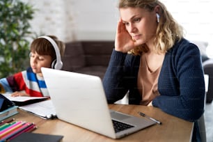 Madre frustrata durante l'home office con suo figlio a casa