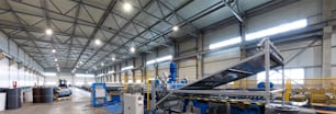 Linha de produção automatizada na moderna fábrica de silício solar.
