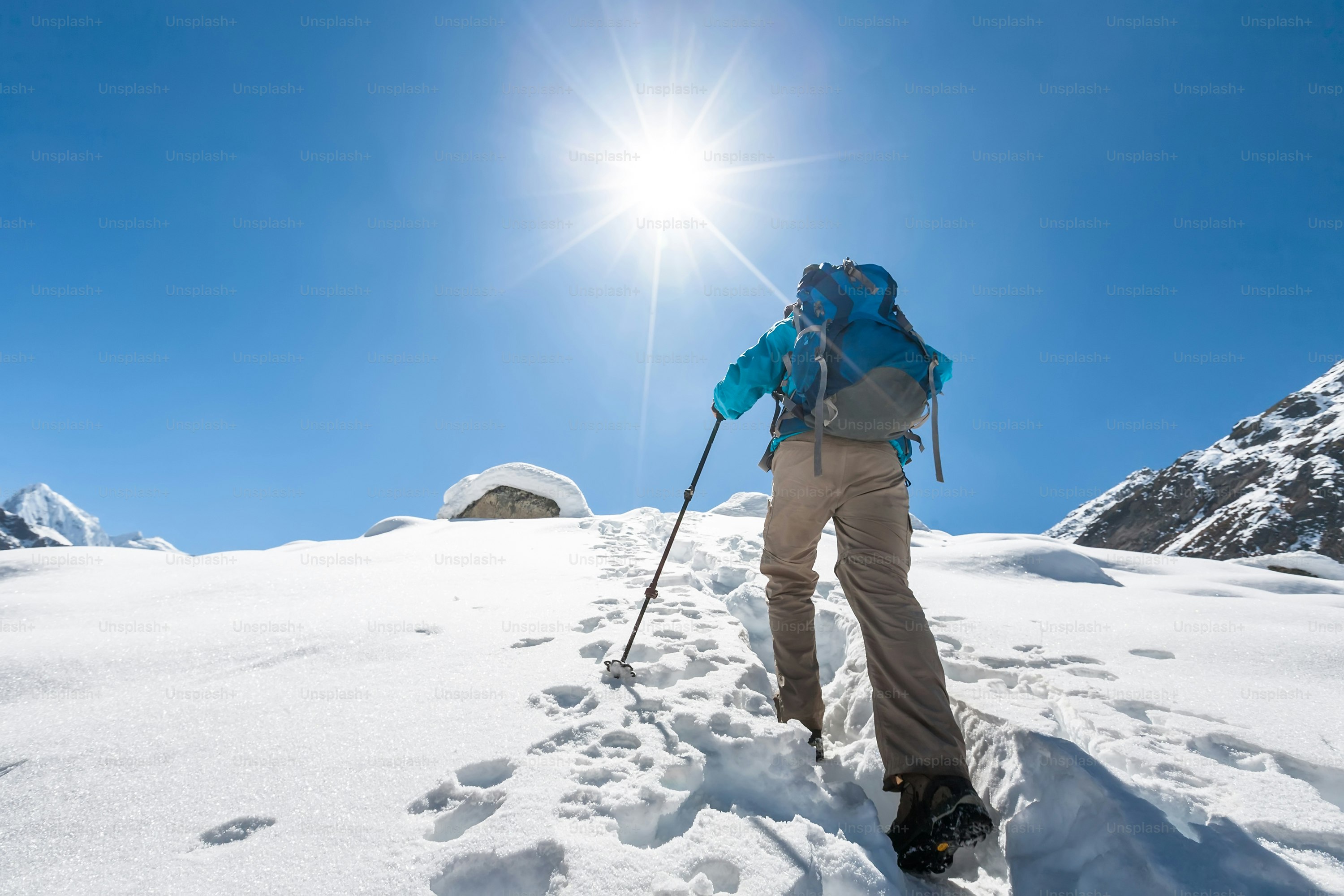 Trekker dans la vallée du Khumbu en route vers le camp de base de l’Everest