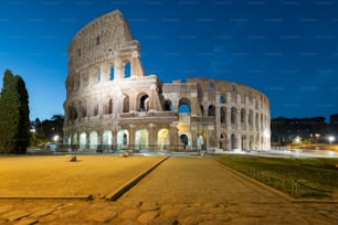 Veduta del Colosseo di notte, Roma, Italia