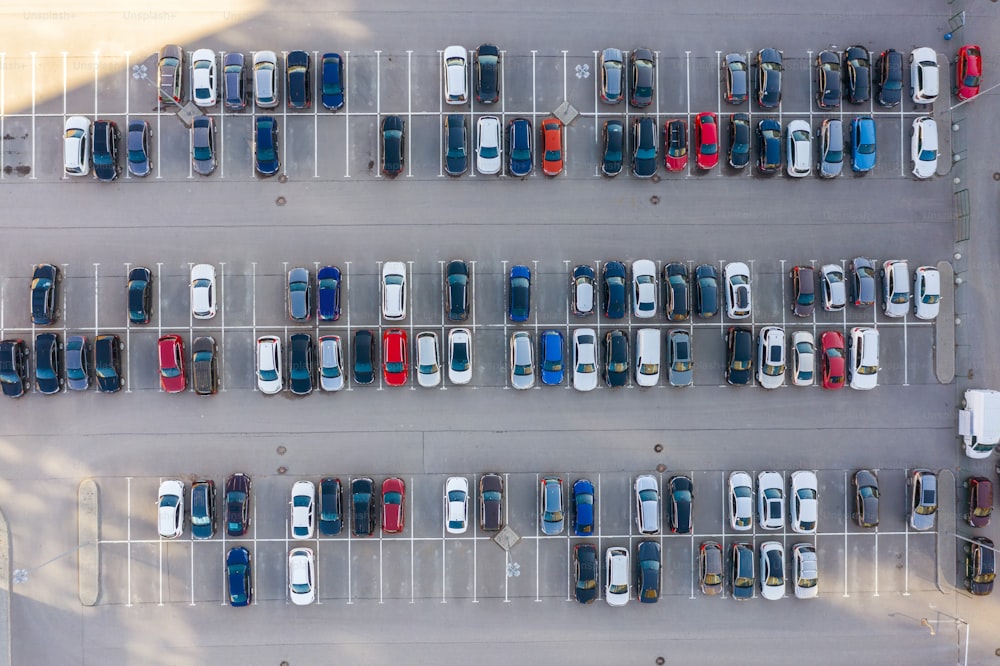 Grande estacionamento ao ar livre para os moradores da área, vista aérea superior do alto.