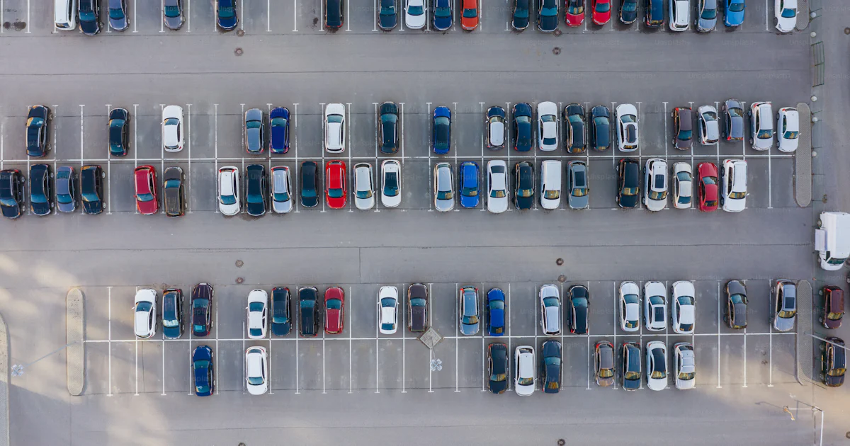 Grand parking en plein air pour les résidents de la région, vue ...