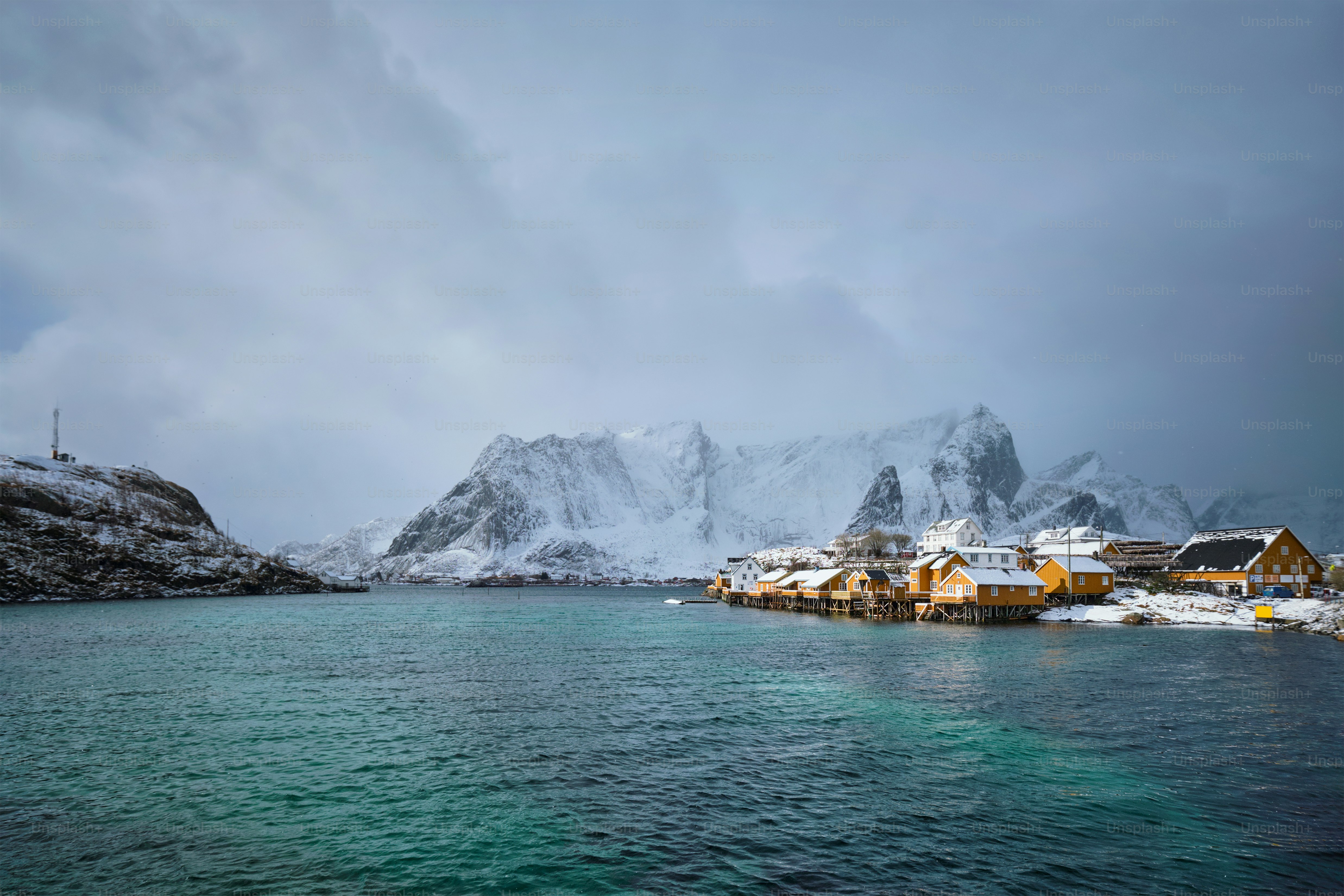 Maisons rorbu jaunes du village de pêcheurs de Sakrisoy avec de la neige en hiver. Îles Lofoten, Norvège