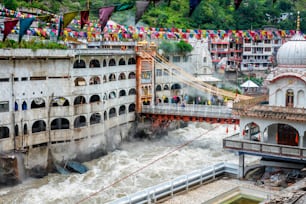 Sikh Gurdwara, Brücke über Parvati Fluss und heiße Quellen in Manikaran Sikh heilige Stätte im Himalaya. Himachal Pradesh, Indien