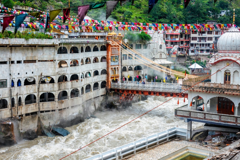 シーク教のグルドワーラ、パールヴァティ川に架かる橋、ヒマラヤのマニカランシーク教の聖地の温泉。ヒマーチャル・プラデーシュ州(インド)