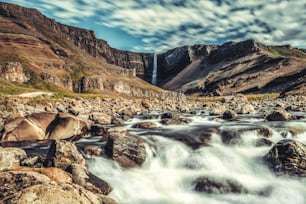Bela cachoeira Hengifoss no leste da Islândia. Paisagem de viagem pela natureza.