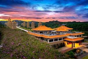 Pôr do sol no Templo do Buda Fo Guang Shan em Kaohsiung, Taiwan.