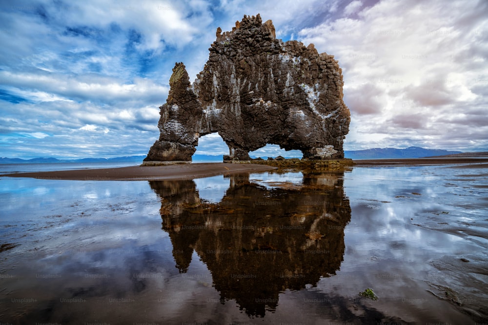 Hvitserkur roca basáltica única en Islandia. El majestuoso Hvitserkur es un monolito de 15 metros de altura que se encuentra frente a la costa de la península de Vatnsnes, en el noroeste de Islandia. Es el famoso destino turístico de Islandia.