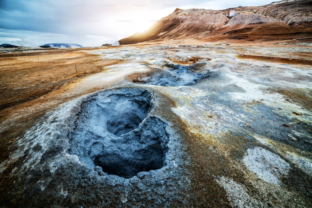 Hverir (em islandês: Hverarond) é uma área geotérmica em Myvatn, Islândia. Hverir é um famoso destino turístico localizado perto do Lago Myvatn, Krafla região nordeste da Islândia, Europa.
