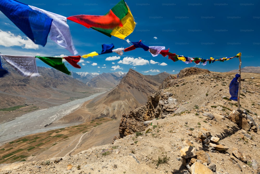 Banderas de oración budistas en el valle de Spiti en el Himalaya, Himachal Pradesh, India
