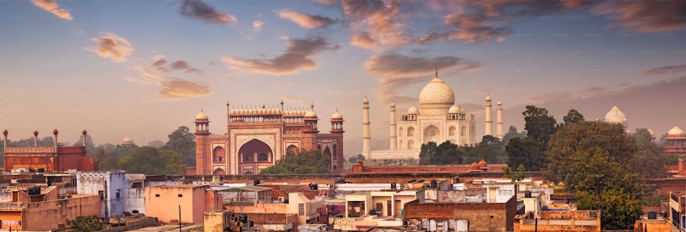 Vista panorámica del Taj Mahal sobre los tejados de Agra, Uttar Pradesh, India