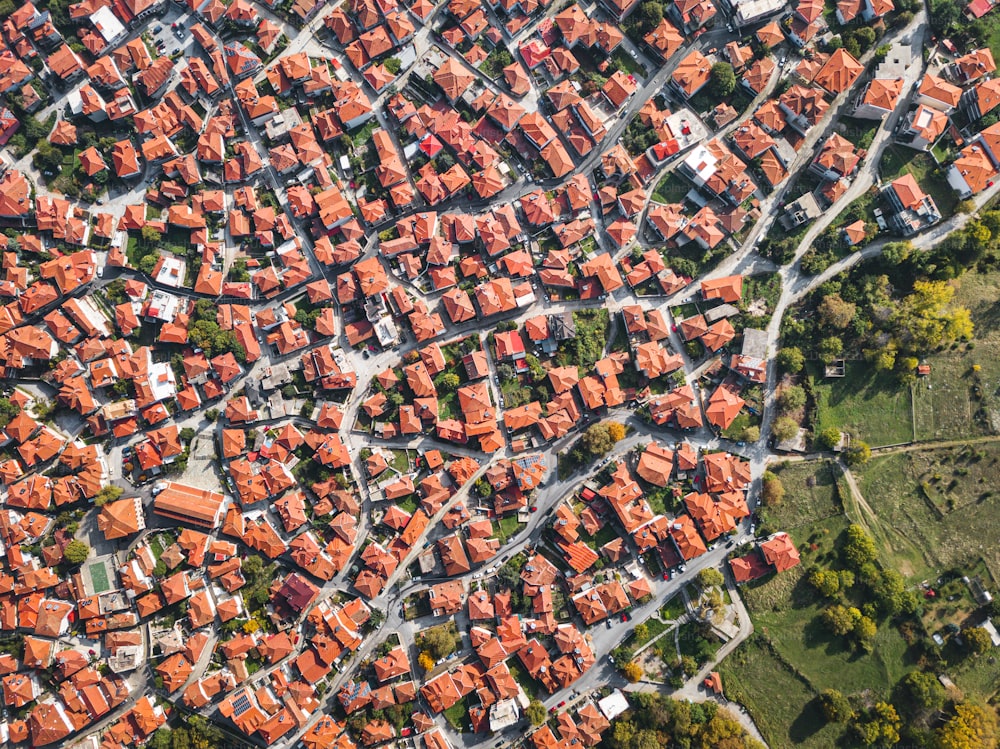 Vista aérea con dron sobre los tradicionales tejados rojos de una ciudad o pueblo turístico. El concepto de inmueble y viajes en Europa