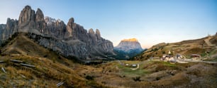 Dolomites Italie Paysage panoramique. Le lever du soleil brille sur le groupe Sassolungo Langkofel, le Passo Gardena, les voyages et les activités de plein air des Dolomites occidentales. Paysages à couper le souffle et voyage dans le nord de l’Italie.
