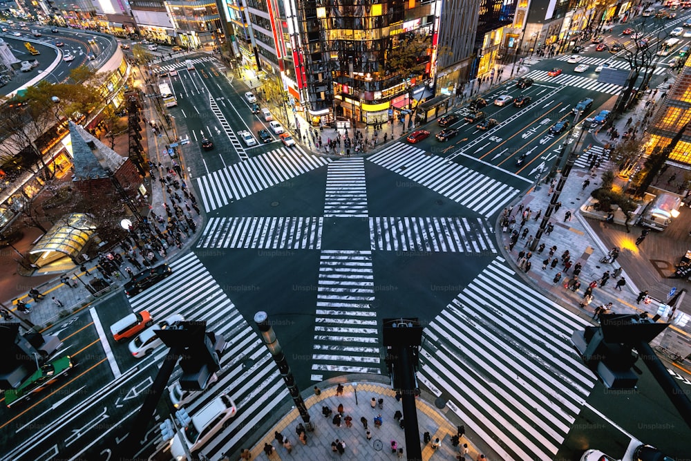 긴자, 도쿄, 일본의 밤에 교차로의 공중 전망.