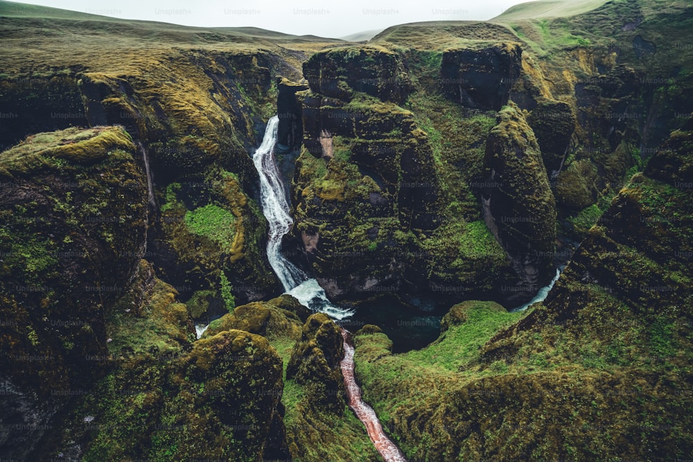 Paisagem única de Fjadrargljufur na Islândia. Melhor destino turístico. Fjadrargljufur Canyon é um enorme cânion com cerca de 100 metros de profundidade e cerca de 2 quilômetros de comprimento, localizado no sudeste da Islândia.