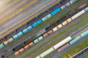 Veduta aerea della stazione merci di smistamento ferroviario con vari vagoni, con molti binari ferroviari. Panorama dell'industria pesante