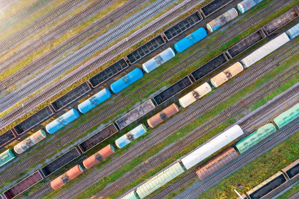 Vista aérea de la estación de carga de clasificación de rieles con varios vagones, con muchas vías férreas ferroviarias. Panorama de la industria pesada
