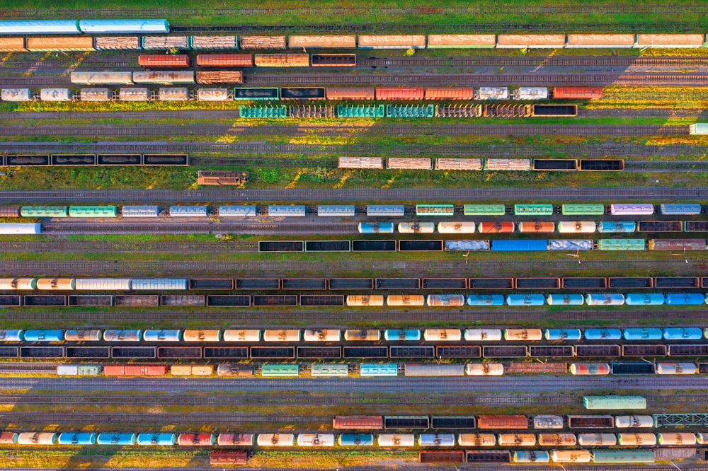 Veduta aerea della stazione merci di smistamento ferroviario con vagoni ferroviari, con molti binari ferroviari. Paesaggio dell'industria pesante sulla luce del tramonto serale