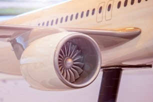 Motor am Flügel des Flugzeugs mit einer warmen Hintergrundbeleuchtung