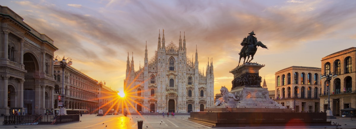 Il Duomo di Milano all'alba con cielo dorato